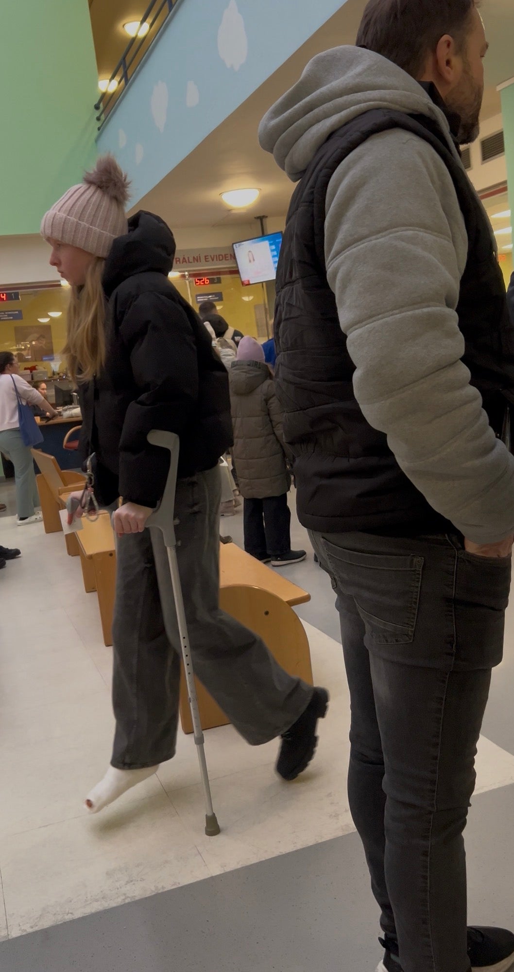 Girl slc crutches ( video )