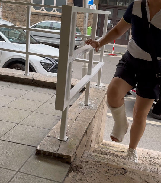 Woman slwc gimping hospital video