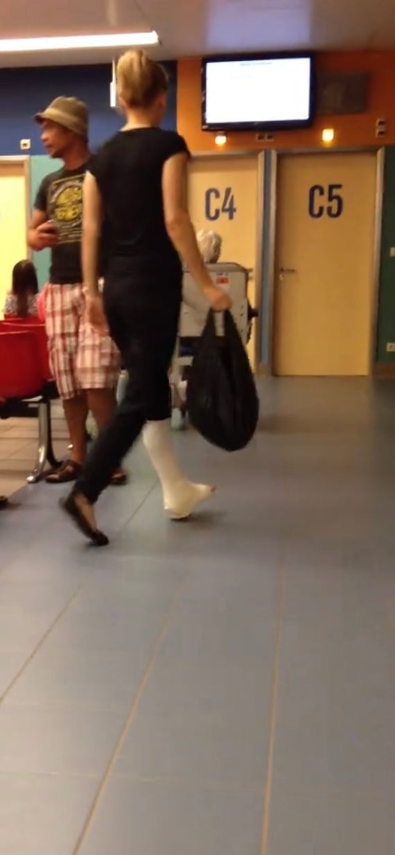 Girl slwcs Vienna hospital video