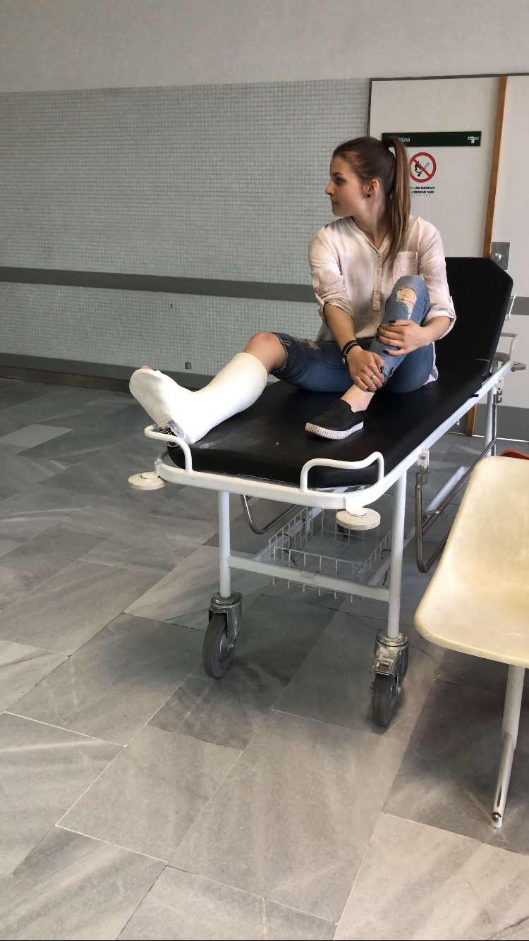 Young girl get new plaster slwc video