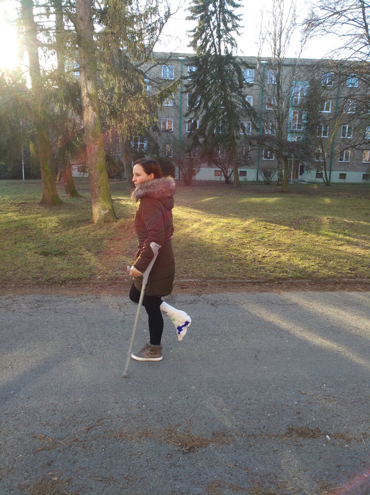girl slwc crutches