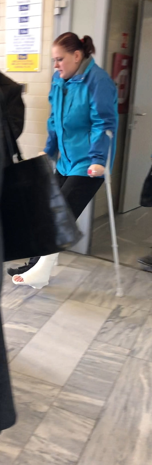 Woman leaving hospital with fresh slwc ( video )