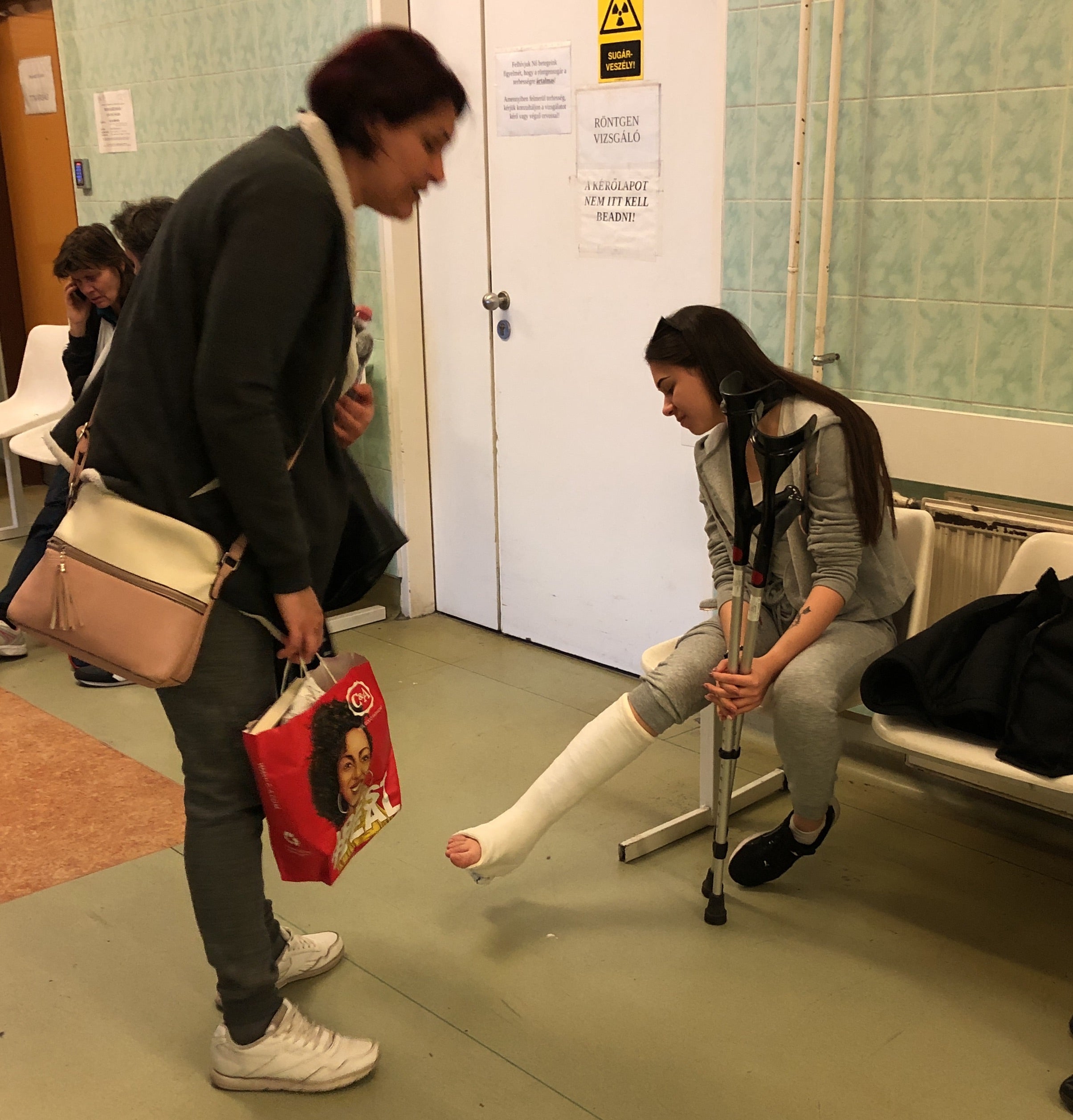 Young girl get new slwc plaster ( photos and video)